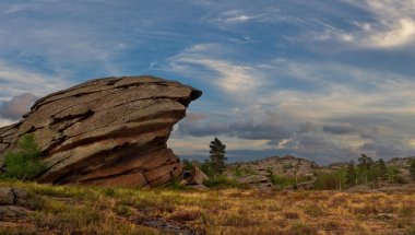 Doğu Kazakistan. Bayanaul Milli Parkı 'nın dağlarında yaz akşamı