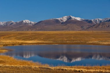 - Rusya. Altai Dağları 'nın güneyi. Chui yolu boyunca Kosh-Agach kasabası yakınlarındaki çöl gölleri..