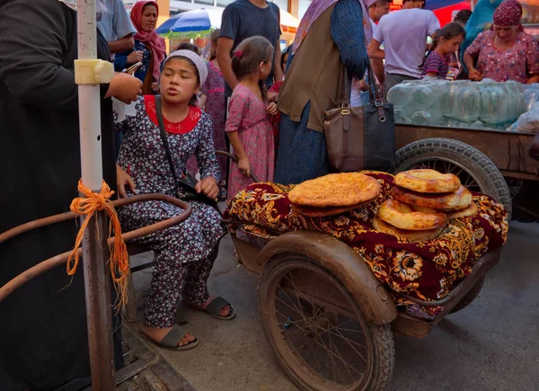 Tajikistan 2019 Central Market City Isfara Woman Seller Sells Freshly — Stock Photo, Image