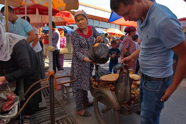Tajikistan 2019 Central Market City Isfara Woman Seller Sells Freshly — Stock Photo, Image