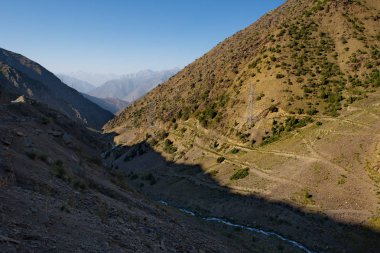 Tacikistan. Dangara kenti yakınlarındaki Pamir otoyolunun çevresi.