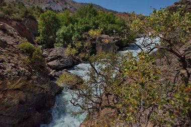 Tacikistan. Pamir otoyolu. Iskanderkul Gölü 'nden akan İskanderdarya Dağı Panoraması.