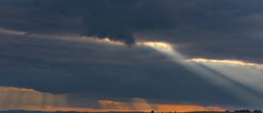 - Rusya. Altai 'nin sonsuz tarlalarının üzerinde akşam gökyüzü. Yaz günbatımının renkleri