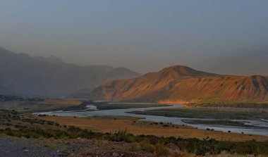 Orta Asya, Tacikistan. Afganistan 'daki Pamir dağlarındaki Panj sınır nehrinin sağ kıyısından görüntüyü al..