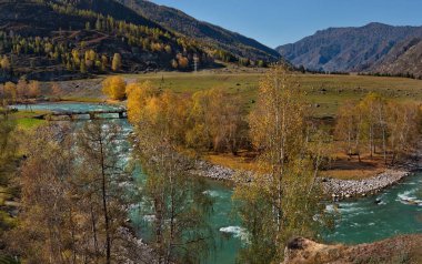 - Rusya. Altai Dağı. Sonbaharın sonlarında Chuya nehrinde Chuya yolu boyunca.