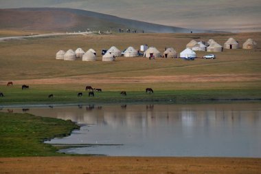 Orta Asya. Kırgızistan. Son-Kul Gölü, Naryn bölgesinin yüksek ovalarında Tien Shan dağları arasında yer almaktadır. Deniz seviyesinden 3016 metre yükseklikte yer almaktadır..