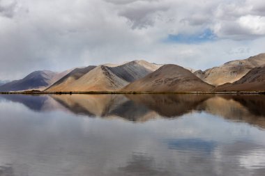 Orta Asya. Kırgızistan. Tacikistan sınırındaki Pamir arazisi yakınlarında adı bilinmeyen yüksek bir dağ gölü..