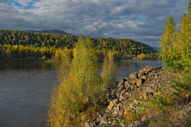 - Rusya. Altai Dağı. Artybash ve Iogach köylerinin yakınlarındaki Teletskoye Gölü 'nün kaynağının yanındaki Biya Nehri..