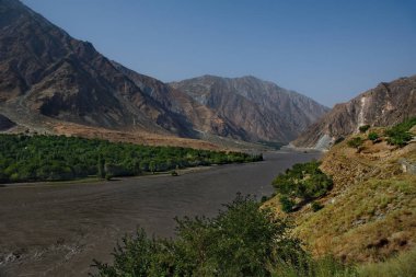 Orta Asya. Tacikistan. Panj nehrinin sınırındaki Pamir yolu..