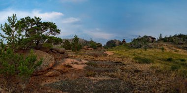 Batı Kazakistan. Bayanaul Doğal Dağ Parkı, sonsuz bozkırların ortasında..
