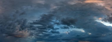 - Rusya. Batı Sibirya. Omsk şehrinin yakınlarındaki tarlaların üzerinde akşam gökyüzünün manzarası.