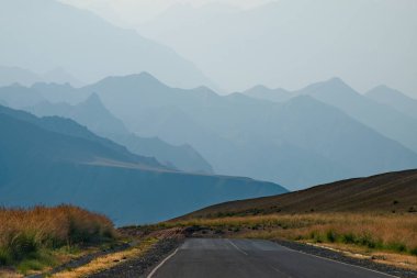 Kırgızistan. Tacikistan sınırına yakın Pamir otoyolunun doğu bölümü..