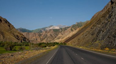 Kırgızistan. Tacikistan sınırına yakın Pamir otoyolunun doğu bölümü..