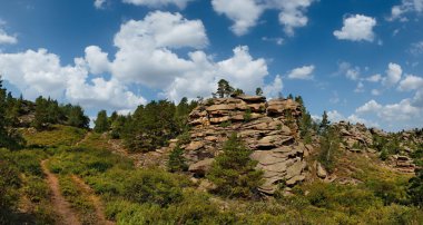 Doğu Kazakistan. Bayanaul Doğal Dağ Parkı en popüler turizm merkezlerinden biri olarak kabul edilir..