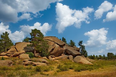 Doğu Kazakistan. Bayanaul Doğal Dağ Parkı en popüler turizm merkezlerinden biri olarak kabul edilir..