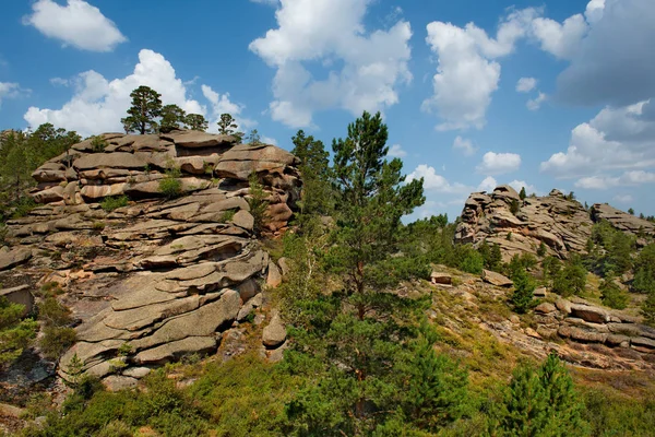 Doğu Kazakistan. Bayanaul Doğal Dağ Parkı en popüler turizm merkezlerinden biri olarak kabul edilir..