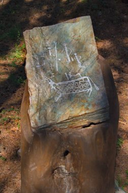 Altai Dağı, Rusya. 10 Ağustos 2014. Chemal nehrindeki açık gökyüzünün altındaki müze. Petroglifler kaya, taş ve diğer sert yüzeylere oyulmuş insan ve hayvanların çizimleridir. Bu çizimler bin yıldan daha eski olabilir..