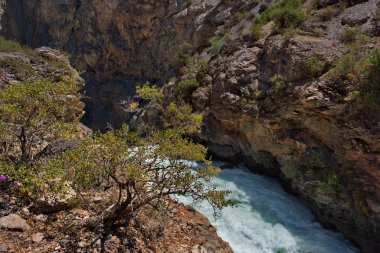 Tacikistan. Pamir otoyolu. Iskanderkul Gölü 'nden akan İskanderdarya Dağı Panoraması.