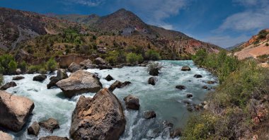 Tacikistan. Pamir otoyolu. Iskanderkul Gölü 'nden akan İskanderdarya Dağı Panoraması.