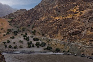 Orta Asya, Tacikistan. Tacikistan ve Afganistan arasında Pamir yolu boyunca uzanan sınır nehri Panj.
