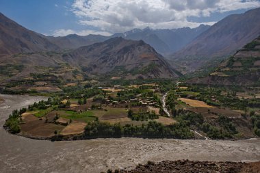 Orta Asya, Tacikistan. Tacikistan ve Afganistan arasında Pamir yolu boyunca uzanan sınır nehri Panj.