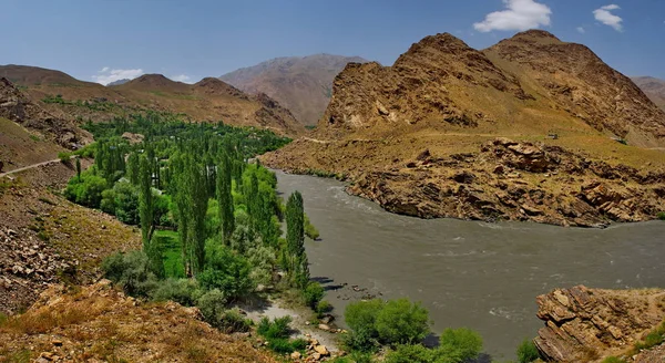 중앙아시아 타지키스탄 파미르 지역을 타지키스탄과 아프가니스탄 사이에 국경을 흐르는 — 스톡 사진