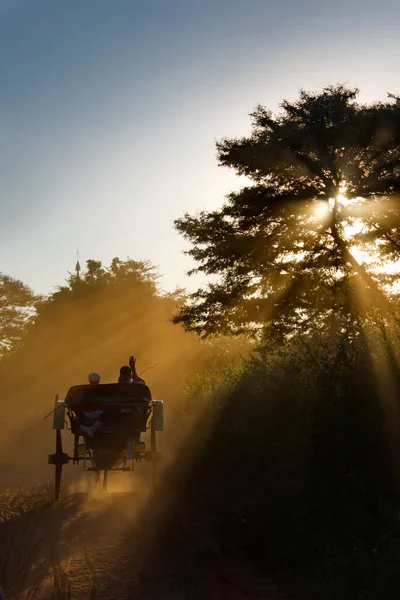 Bagan Myanmar Kasım 2016 Arka Planda Tozlu Bir Yolda Turistlerle — Stok fotoğraf