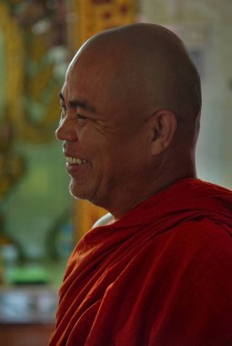 Mandalay, Myanmar. 23 Kasım 2016. Gerçek bir gülümseme ile öğretmen-keşiş çocuk manastırına davet edilen turistleri memnuniyetle karşılar..