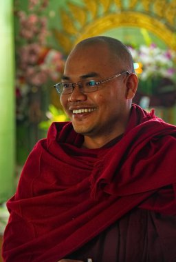 Mandalay, Myanmar. 23 Kasım 2016. Gerçek bir gülümseme ile öğretmen-keşiş çocuk manastırına davet edilen turistleri memnuniyetle karşılar..