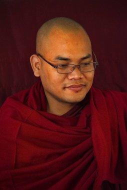 Mandalay, Myanmar. 23 Kasım 2016. Gerçek bir gülümseme ile öğretmen-keşiş çocuk manastırına davet edilen turistleri memnuniyetle karşılar..