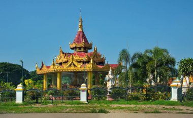 Mandalay, Myanmar. 20 Kasım 2016. Kutsal Mandalay Tepesi 'nin eteğinde yer alan Kyauktawgyi pagoda çevresindeki Budist tapınaklarının mimarisi.