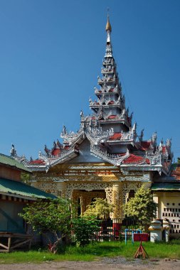Mandalay, Myanmar. 20 Kasım 2016. Kutsal Mandalay Tepesi 'nin eteğinde yer alan Kyauktawgyi pagoda çevresindeki Budist tapınaklarının mimarisi.