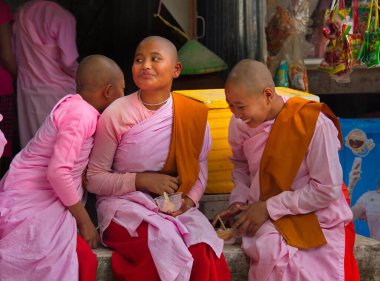 Mandalay, Myanmar. 22 Kasım 2016. Manastırın genç öğrencileri ebeveyn bayramında tatlı ve dondurma yerler.