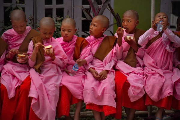 Mandalay Myanmar Listopada 2016 Młodzi Uczniowie Klasztoru Jedzą Słodycze Lody — Zdjęcie stockowe