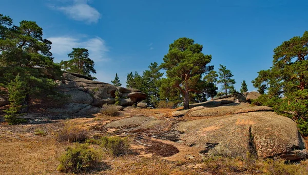 Doğu Kazakistan. Bayanaul Doğal Dağ Parkı, sonsuz bozkırların ortasında..