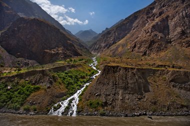 Tacikistan. Khorog şehri yakınlarındaki Pamir yolu boyunca uzanan Panj sınır nehrinin sağ kolu.