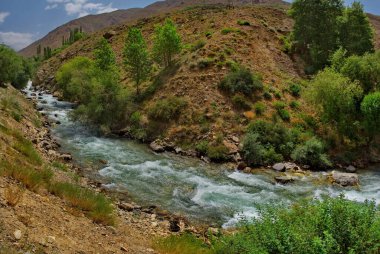 Tacikistan. Khorog şehri yakınlarındaki Pamir yolu boyunca uzanan Panj sınır nehrinin sağ kolu.