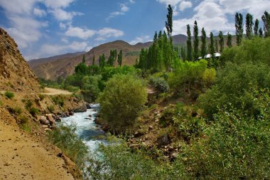 Tacikistan. Khorog şehri yakınlarındaki Pamir yolu boyunca uzanan Panj sınır nehrinin sağ kolu.