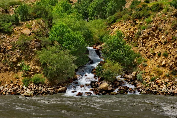 Tacikistan. Khorog şehri yakınlarındaki Pamir yolu boyunca uzanan Panj sınır nehrinin sağ kolu.