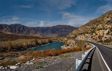 - Rusya. Altai Dağı. Maly Yaloman köyü yakınlarındaki Chui yolu boyunca Katun nehri..