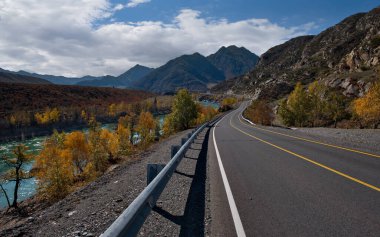 - Rusya. Altai Dağı. Maly Yaloman köyü yakınlarındaki Chui yolu boyunca Katun nehri..