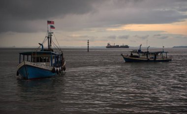 SANDAKAN. Malezya 'da. 26 Kasım 2018. Taze balık yakalayan küçük balıkçı tekneleri balık pazarına akın ediyor..