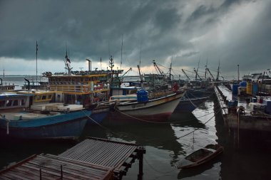 SANDAKAN. Malezya 'da. 26 Kasım 2018. Küçük balıkçı tekneleri balık pazarının rıhtımına demirlemiş taze deniz balığı yakalamak için bekliyorlar..