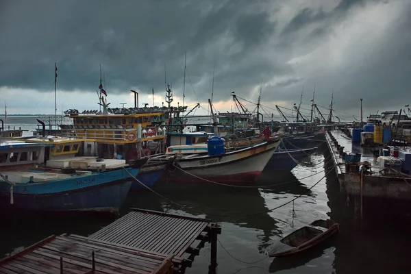 SANDAKAN. Malezya 'da. 26 Kasım 2018. Küçük balıkçı tekneleri balık pazarının rıhtımına demirlemiş taze deniz balığı yakalamak için bekliyorlar..