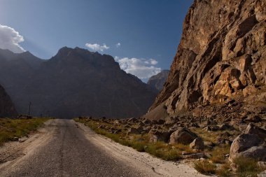 Orta Asya. Tacikistan. Panj sınır nehri vadisindeki Pamir otoyolunun en güney kısmı..