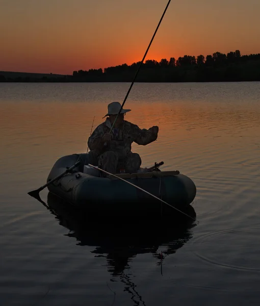 Biysk Rússia Junho 2018 Pescador Idoso Barco Borracha Pescando Uma — Fotografia de Stock