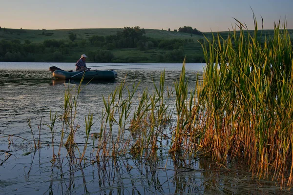 Biysk Russland Juni 2018 Ein Älterer Fischer Einem Schlauchboot Fischt — Stockfoto