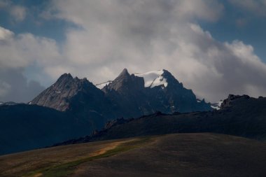 Tacikistan, Pamir otoyolu boyunca uzanan Alichur nehir vadisi etrafındaki Picturesque Tien Shan dağları. Tien Shan 'ın erişilmez dağları