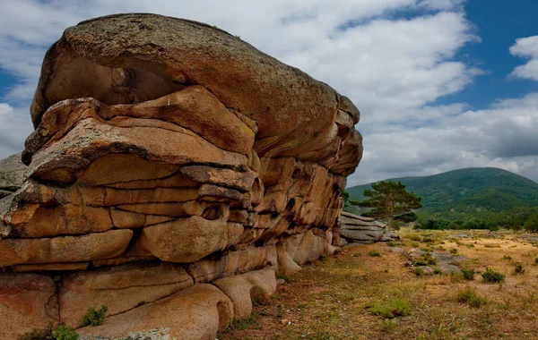 Doğu Kazakistan. Bayanaul Doğal Dağ Parkı, sonsuz bozkırların ortasında..
