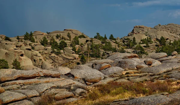 Doğu Kazakistan. Bayanaul Doğal Dağ Parkı, sonsuz bozkırların ortasında..